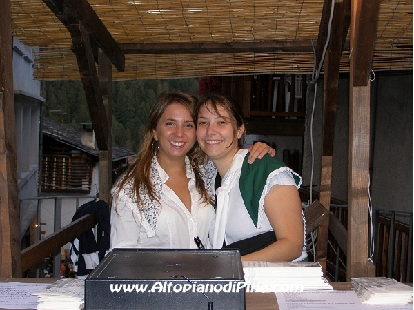 Due sorridenti cassiere che accolgono i visitatori