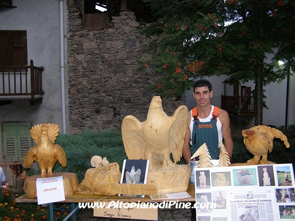 Lavori di scultura del legno con motosega