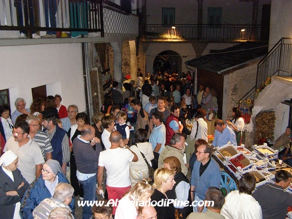 La gente presente alla manifestazione