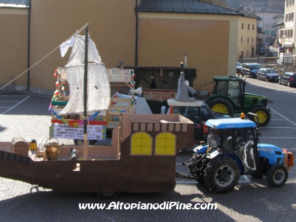 I carri di carnevale che hanno sfilato nelle vie di Montagnaga