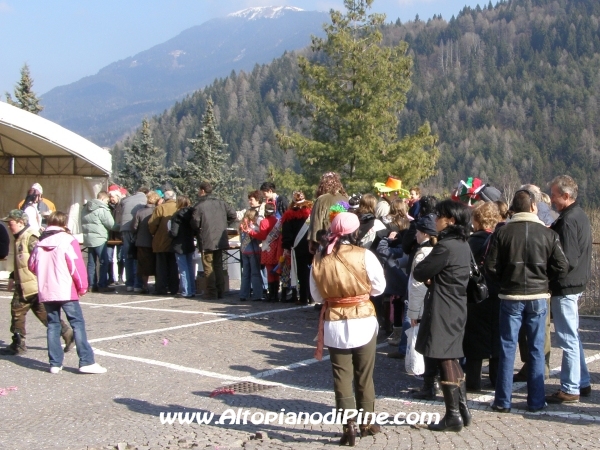 La gente in fila per la pasta