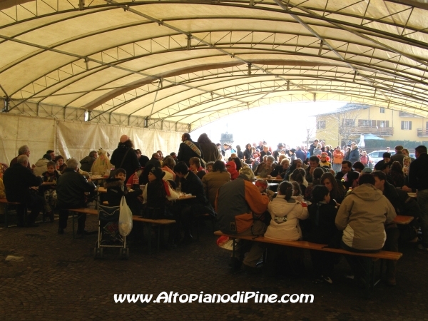 La numerosa gente presente al carnevale di Montagnaga