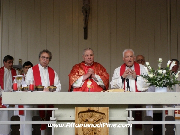 La S.Messa celebrata dal decano don Silvio e concelebrata dai parroci dell'Altopiano