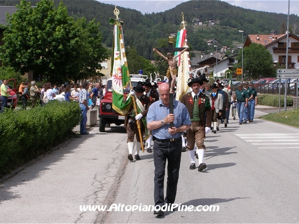 La croce che apre la processione