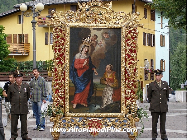 Il quadro della Madonna di Piné  venerato in attesa di essere portato in processione