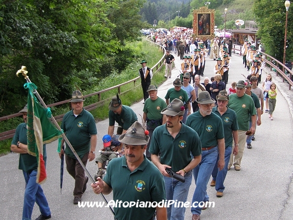 Gli Alpini in processione