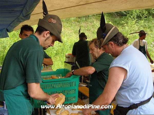 Altri Alpini preparano dei panini