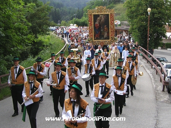 Gruppo Bandistico Folk Pinetano e il quadro della Madonna in processione
