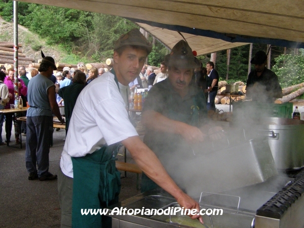 Alcuni Alpini impegnati a preparare la pasta