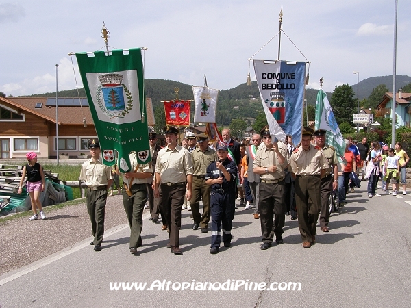 I confaloni del comune di Baselga di Piné  e del comune di Bedollo in processione
