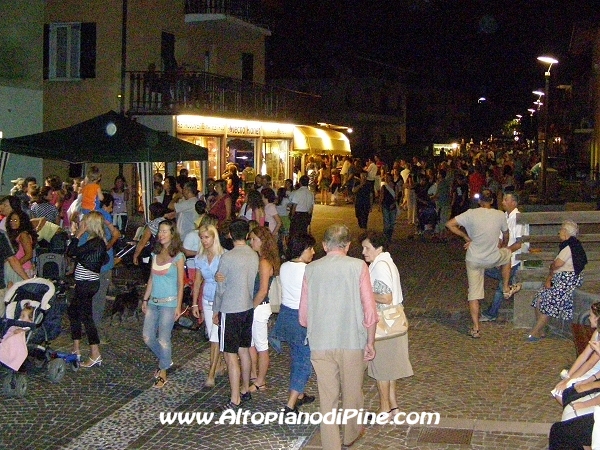 La gente nelle strade di Baselga