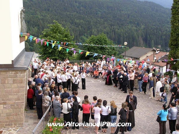Un momento di Sagra nel piazzale della Chiesa di Rizzolaga