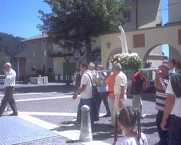 Un giorno con Maria - momenti della processione - foto di Monika