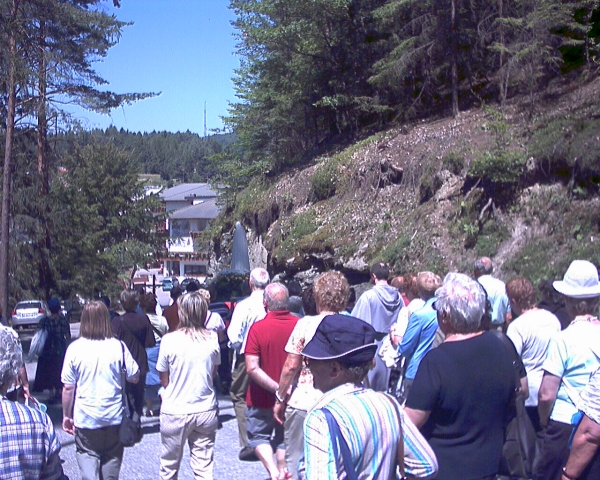 I fedeli in processione - foto di Monika