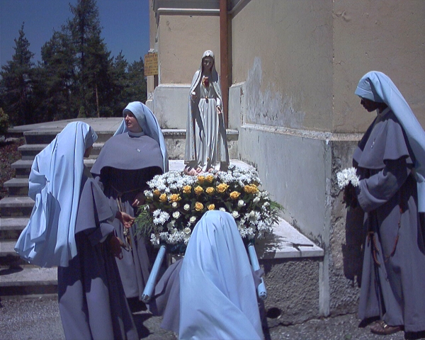 La statua della Madonna adornata di fiori  - foto di Monika