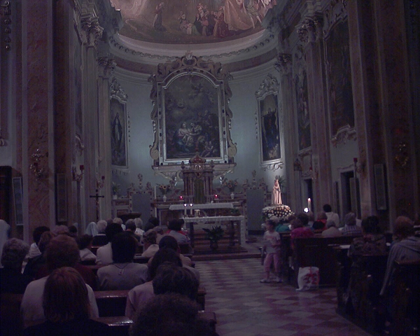 La celebrazione finale all'interno del Santuario Madonna di Piné a  Montagnaga - La statua della Madonna adornata di fiori  - foto di Monika