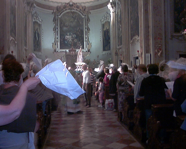 Saluto con i fazzoletti bianchi in onore della Madonna - foto di Monika