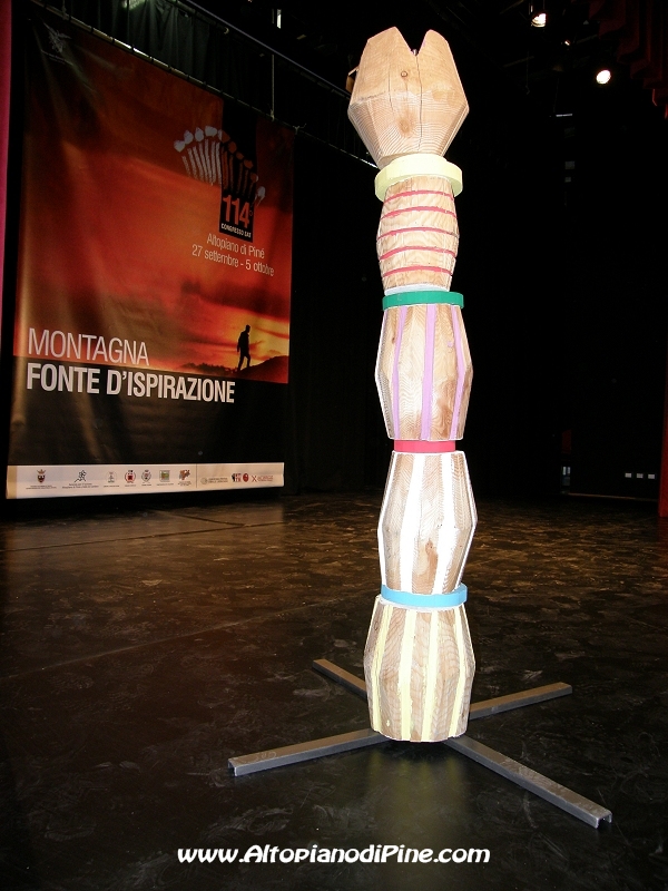 Uno dei Totem realizzati dai ragazzi di Piné - 114 Congresso SAT  