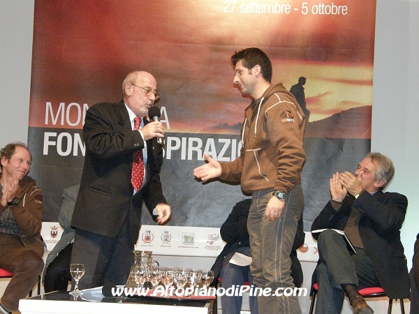 Franco Giacomoni consegna la medaglietta del 74°  congresso a Ivan Boneccher