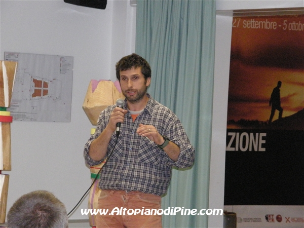 Ivan Boneccher presidente sezione di Piné della SAT ringrazia i poeti e il pubblico