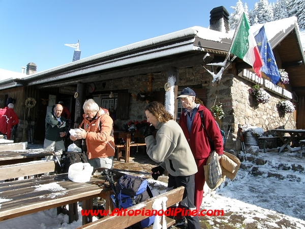 114 Congresso SAT - All'esterno del Rifugio Tonini