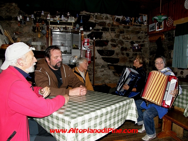 114 Congresso SAT - Intrattenimento musicale con le fisarmoniche all'interno del Rifugio Tonini