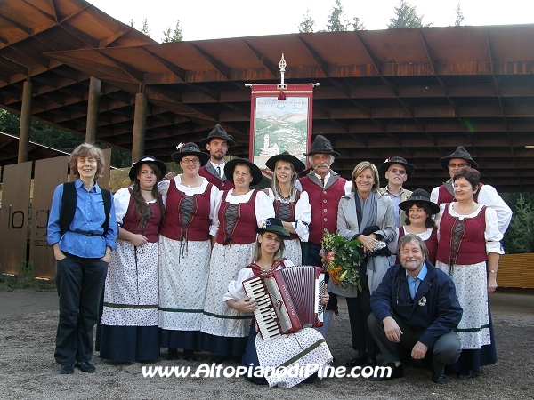 Margherita Cogo (vicepresidente Giunta provinciale) Gianni Ciurletti (Responsabile Soprintendenza per Beni Archeologici) Carla Mosca (maestra Coro Abete Rosso), Giorgio Andreatta (presidente Coro Abete Rosso) e Balletto Folk di Bedollo