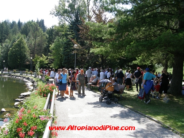 La gente presente al Lago della Serraia