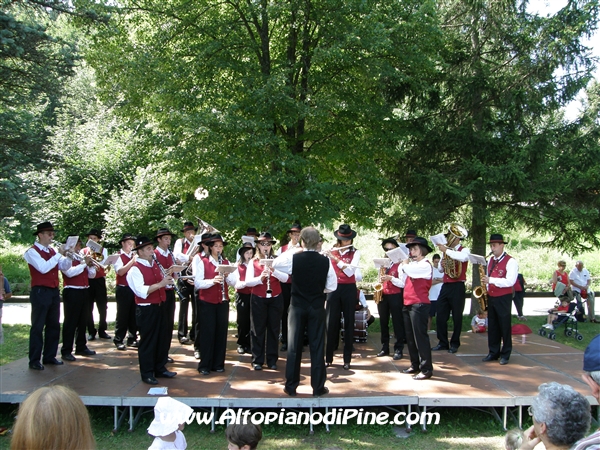 La banda che suona nei pressi del Lago della Serraia