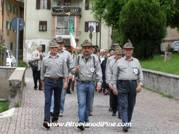 Gli Alpini accompagnano don Silvio in chiesa