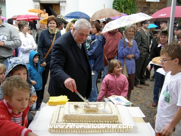 Il taglio della torta - 50°  sacerdozio don Silvio Benedetti