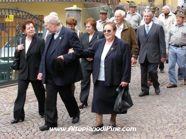 Don Silvio Benedetti accompagnato dalle sorelle e dai fratelli