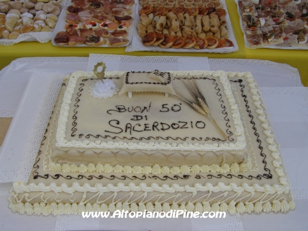 La torta del 50°  sacerdozio don Silvio Benedetti