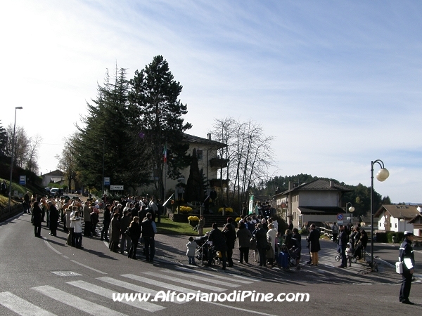 Momenti della manifestazione al Monumento ai Caduti