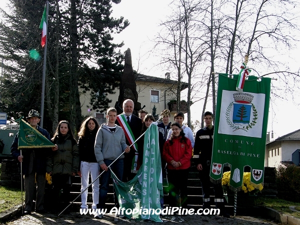 Lo stendardo degli Alpini, delle scuole e dei Vigili del Fuoco di Baselga di Piné