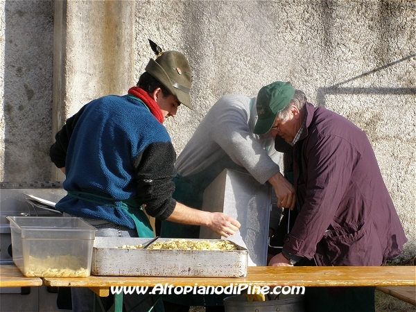 La preparazione della pasta da parte degli Alpini
