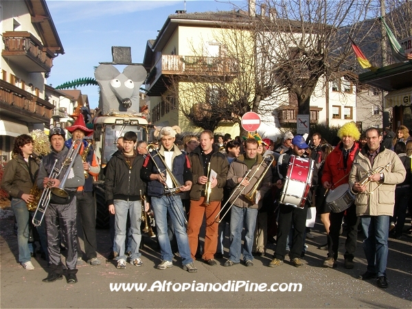 L'allegro e scherzoso accompagnamento musical-carnevalesco