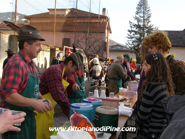 Altri Alpini (non in maschera...) al lavoro