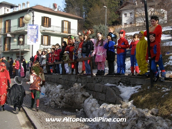 Alcune maschere che attendono di sfilare