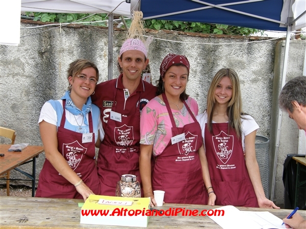 Alcuni volontari al lavoro