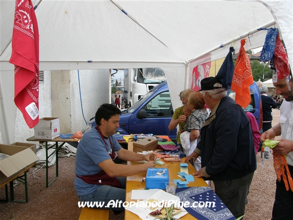 Alcuni volontari al lavoro