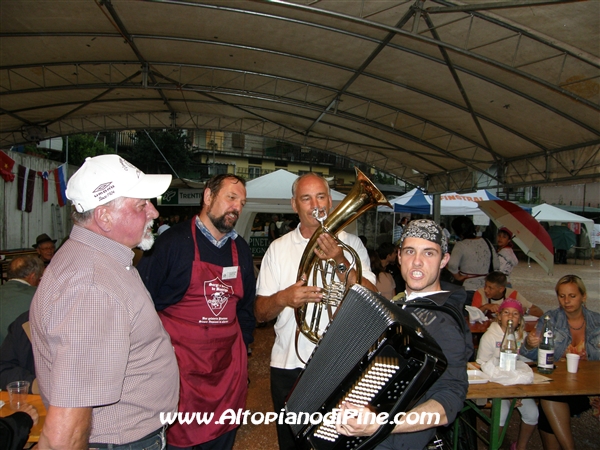 Momento musicale di animazione durante la pioggia