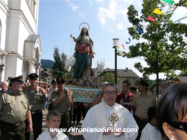 La statua della Madonna portata in processione