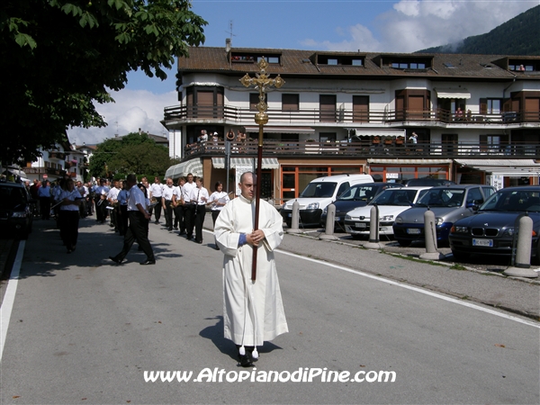 La croce che guida la processione