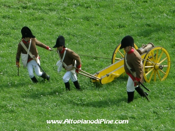Alcuni militari che portano il cannone