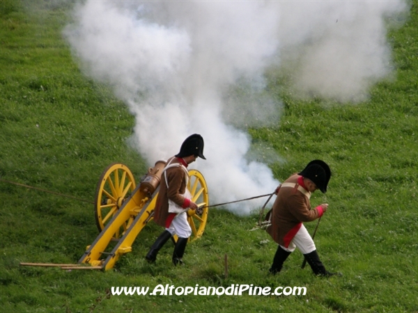 Spari di cannone (naturalmente a salve) per rendere pi realistica e spettacolare la ricostruzione