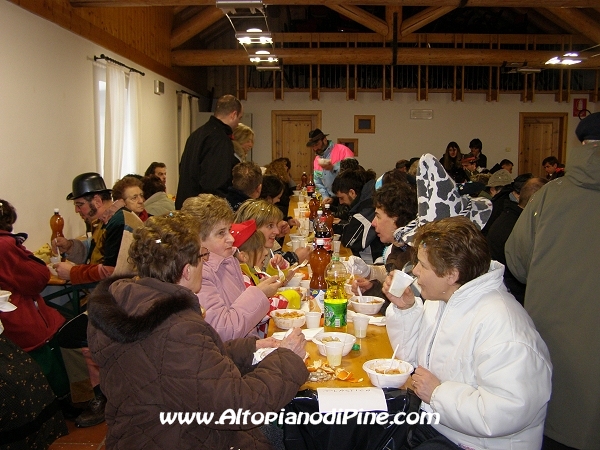 Momenti della festa presso la sala della Cassa Rurale Pinetana  - Carneval Bedolero
