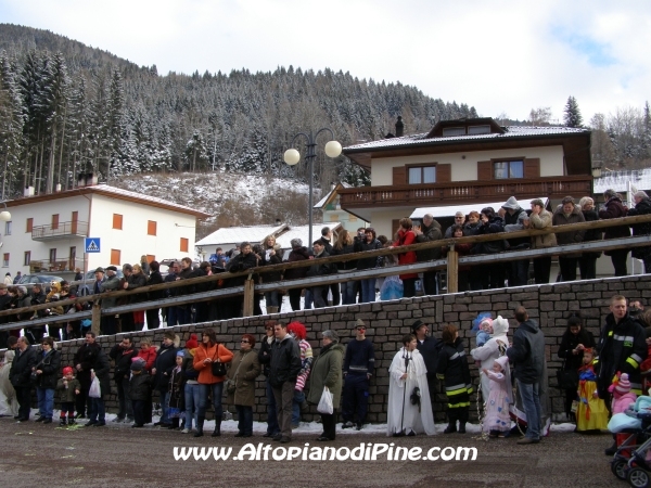 La numerosa gente presente al Carneval Bedolero