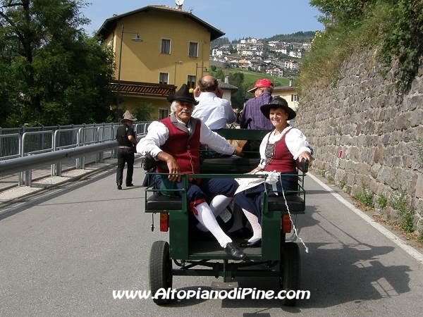 La carrozza con a bordo alcuni componenti il Balletto Folk
