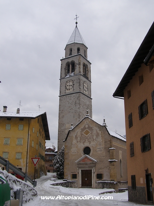 La chiesa vecchia innevata